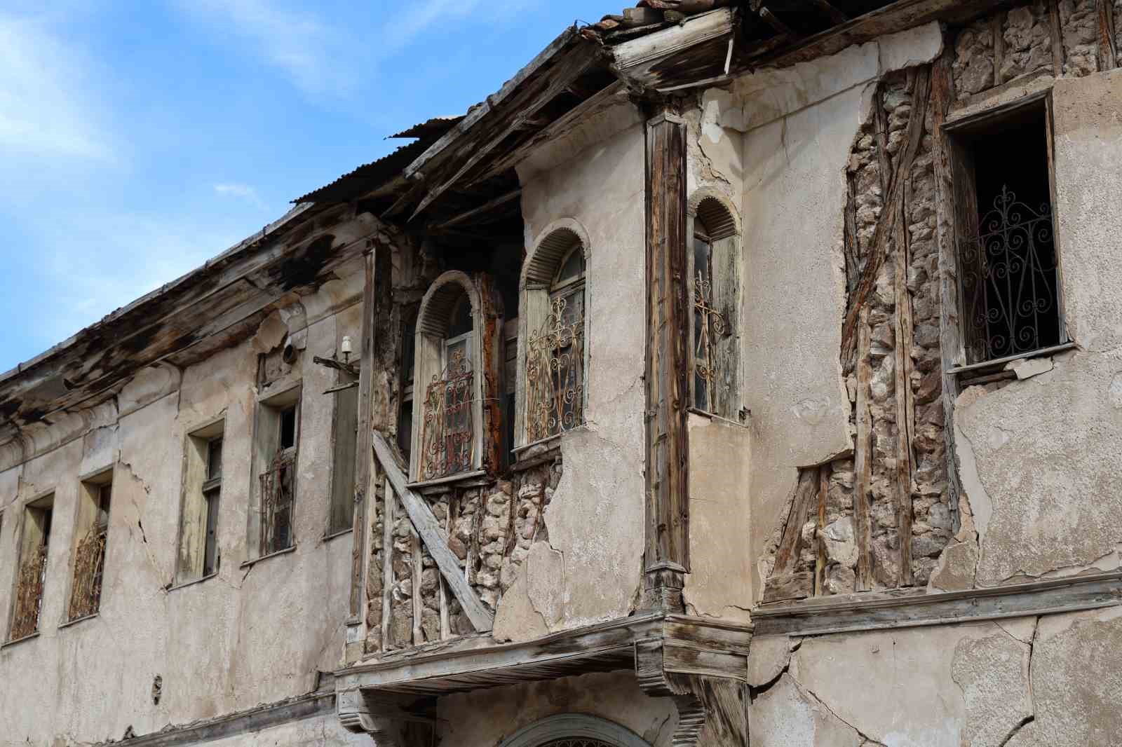 Zamana direnen asırlık konaklar, restore edilerek turizme kazandırılmayı bekliyor
