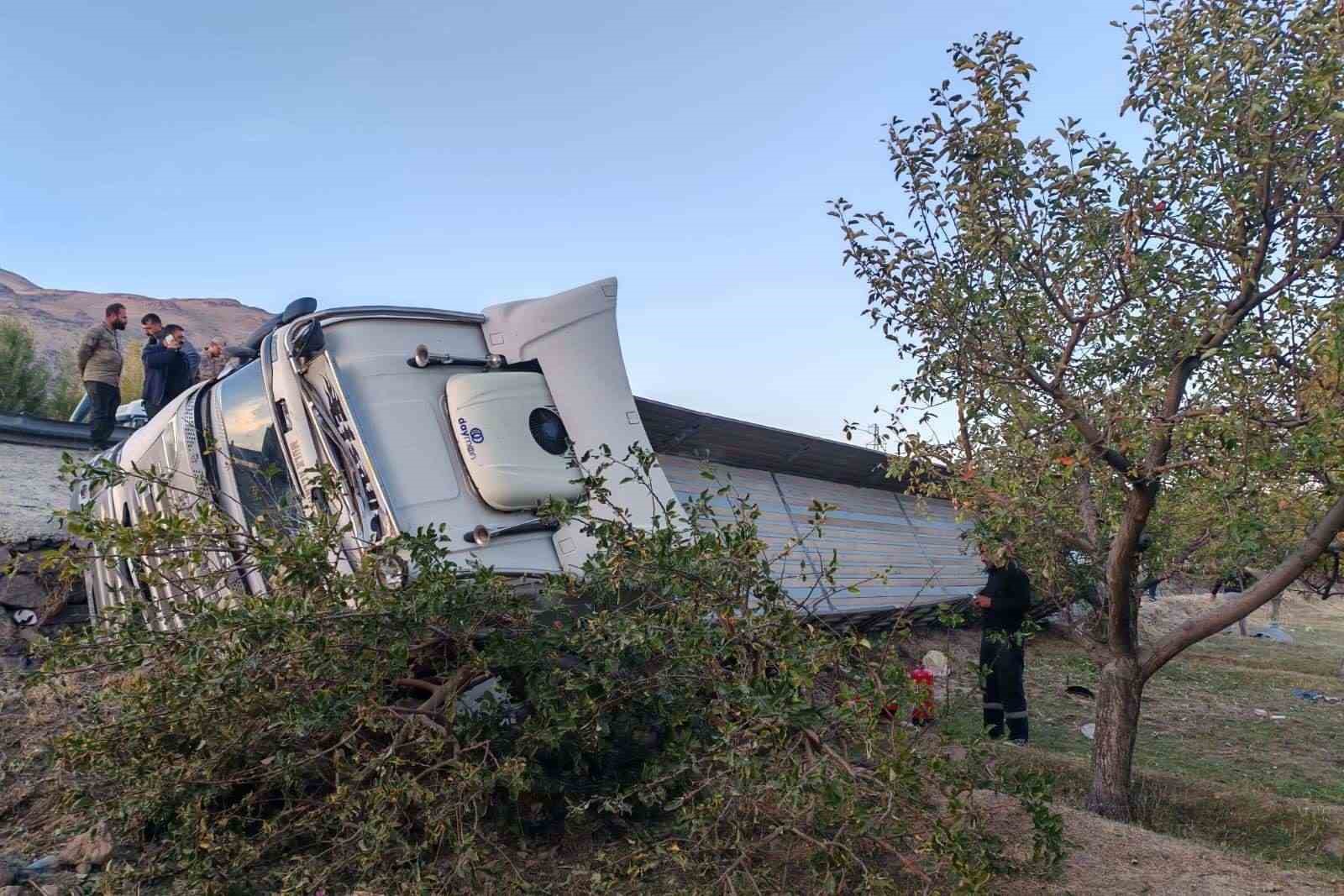 Van&rsquo;da tır şarampole yuvarlandı: 1 yaralı
