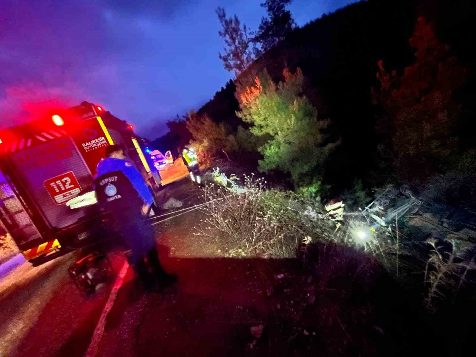 Kepsut’ta araç dereye uçtu: 5 yaralı
