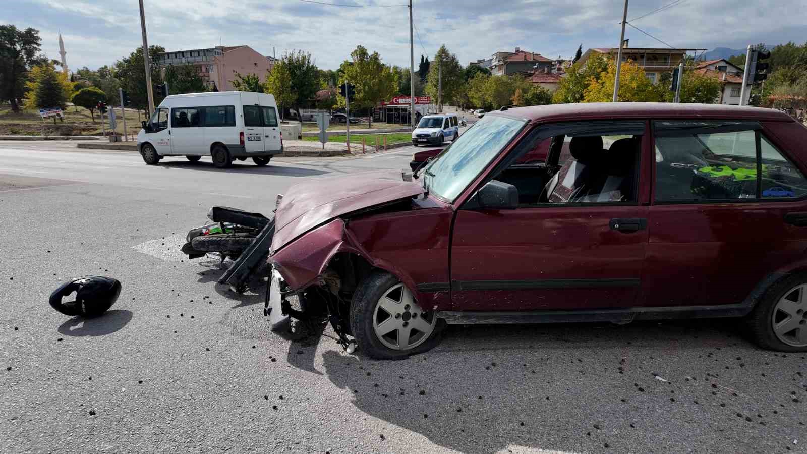Gediz&rsquo;de kırmızı ışık ihlali yaralamalı trafik kazasını sebep oldu
