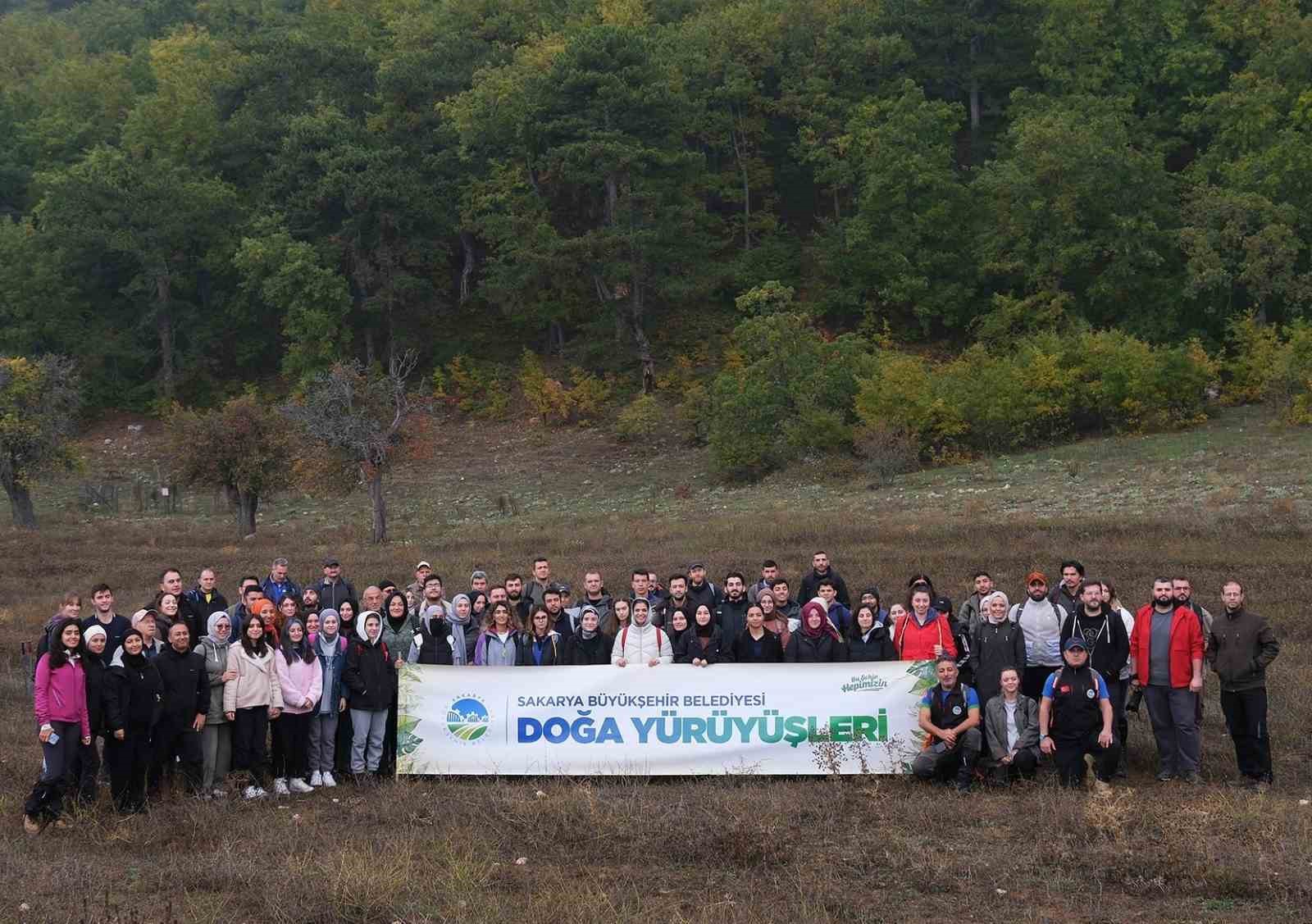 Sisler içindeki vadinin kalbinde doğa yürüyüşü
