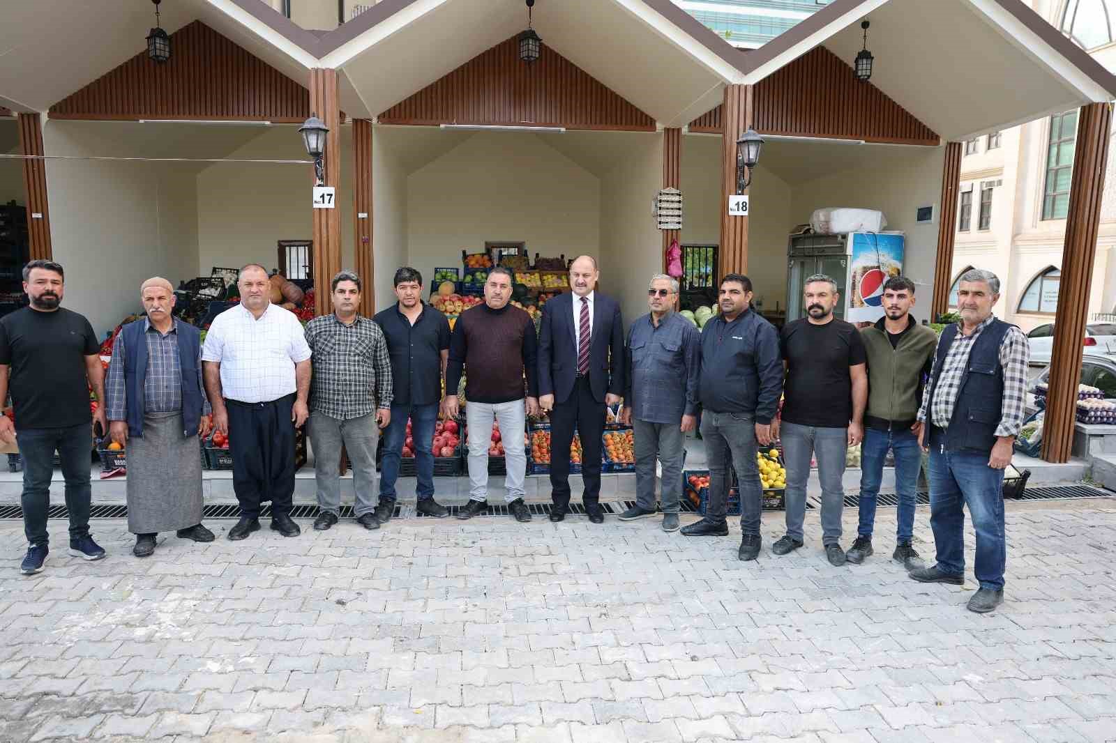 G&uuml;lpınar yenilenen pazarda esnafla bir araya geldi
