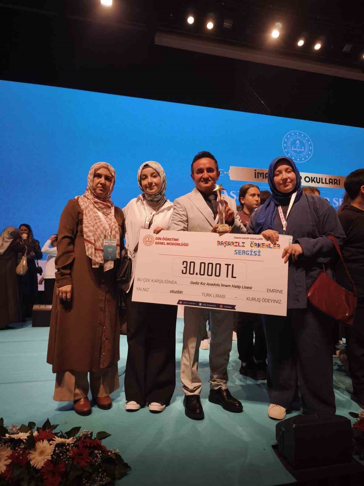 Gediz Kız Anadolu İmam Hatip Lisesi&rsquo;nin "Kırık &Ccedil;er&ccedil;eve" adlı kısa filmi T&uuml;rkiye birincisi oldu
