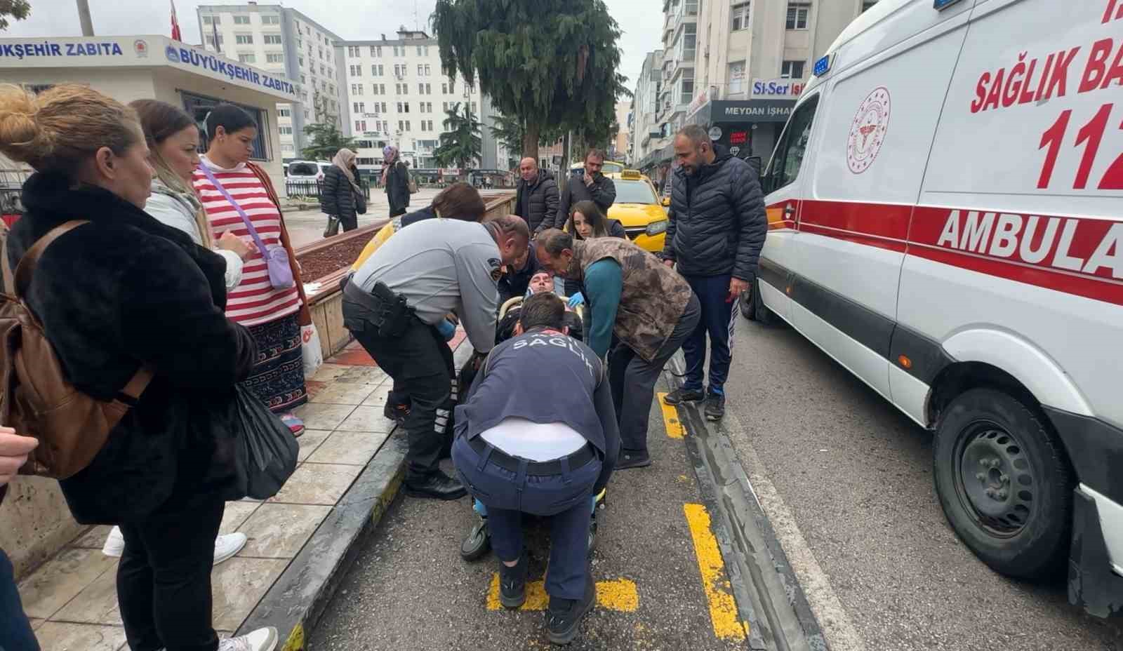 İnsanlık ölmemiş: Fenalaşıp yere düşen kişiye ilk yardım vatandaşlardan