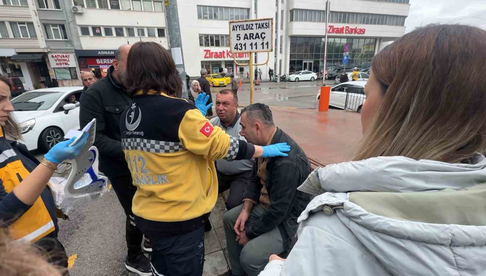 İnsanlık ölmemiş: Fenalaşıp yere düşen kişiye ilk yardım vatandaşlardan