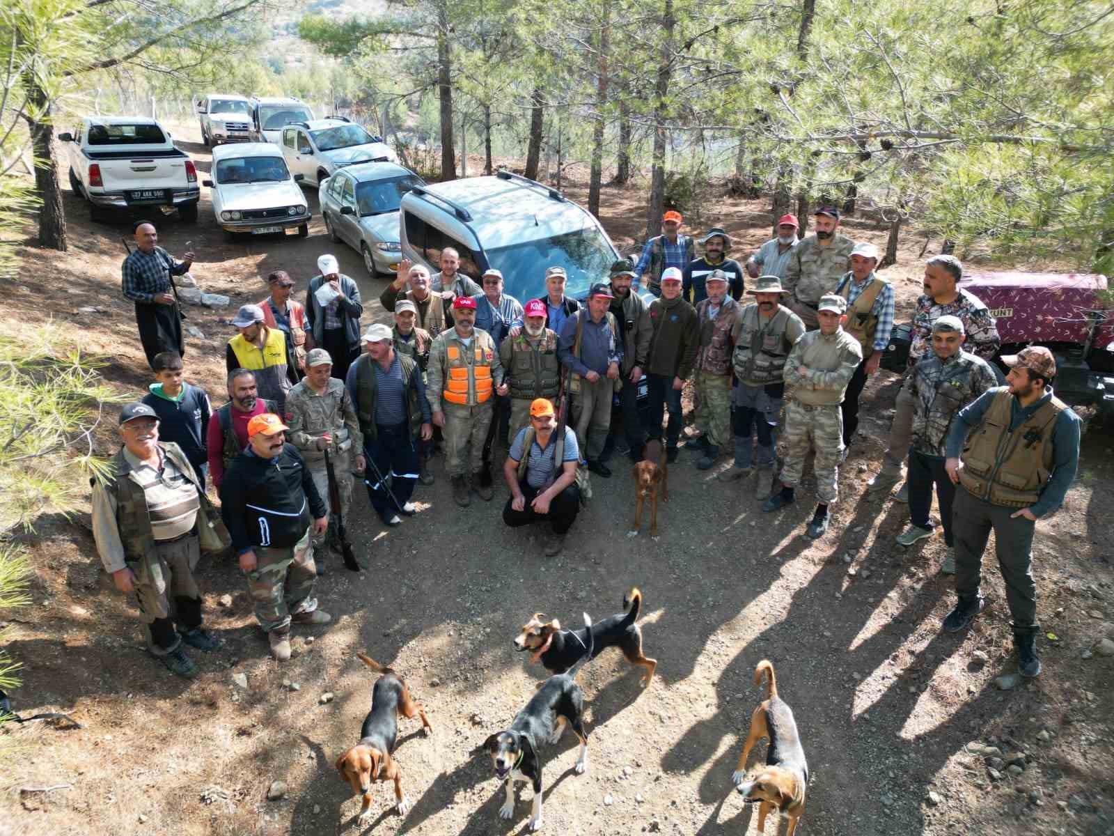 Tarım arazilerine zarar veren yaban domuzları için sürek avı