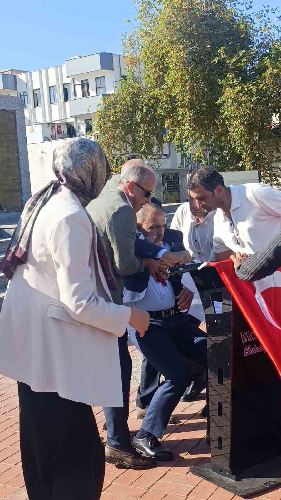 Muhtarlar Günü’nde kürsüde konuşurken baygınlık geçiren muhtarın telefonları susmuyor