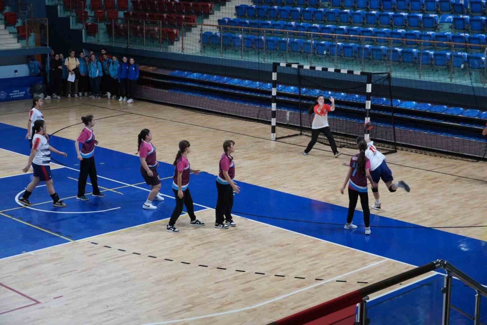 Okul sporları açılış seremonisiyle başladı
