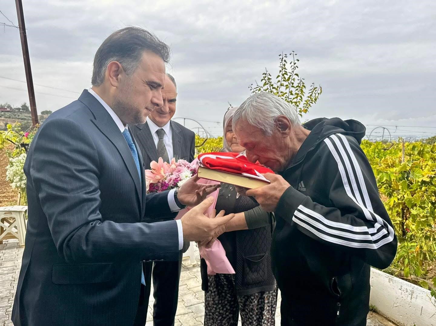 Vali Özkan ve beraberindekilerden şehit ailesine anlamlı ziyaret