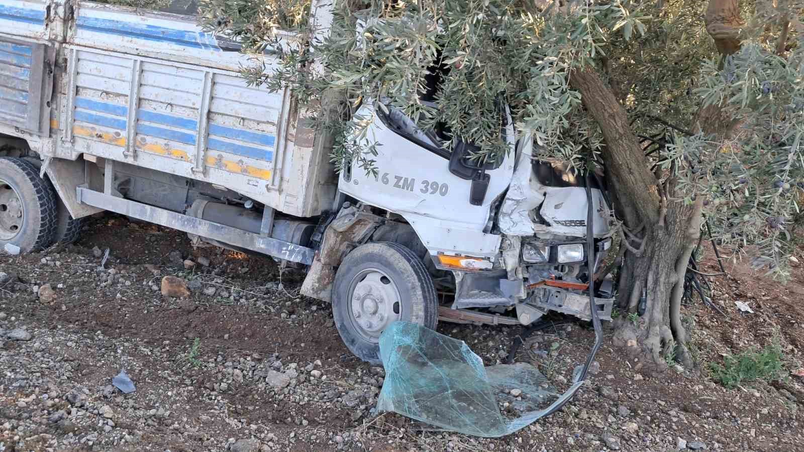 Bursa&rsquo;da kamyon otomobille çarpıştı: 1 yaralı