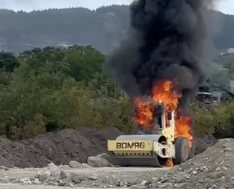 Osmaniye’de şantiyede iş makinasında çıkan yangın söndürüldü