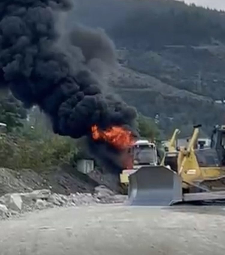 Osmaniye’de şantiyede iş makinasında çıkan yangın söndürüldü