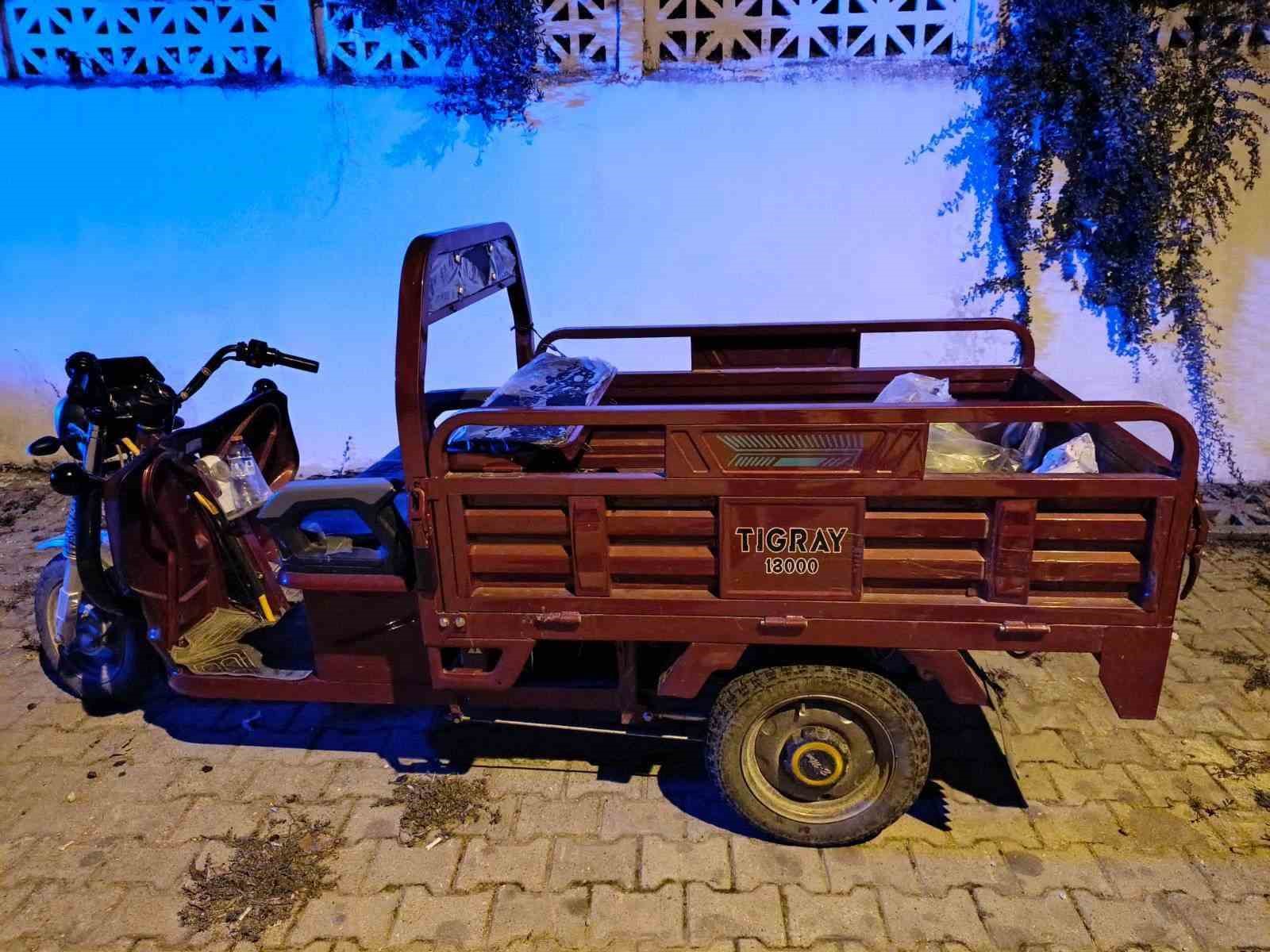 Bilecik&rsquo;te devrilen &uuml;&ccedil; tekerlekli motosiklette bulunan 2 kişi yaralandı
