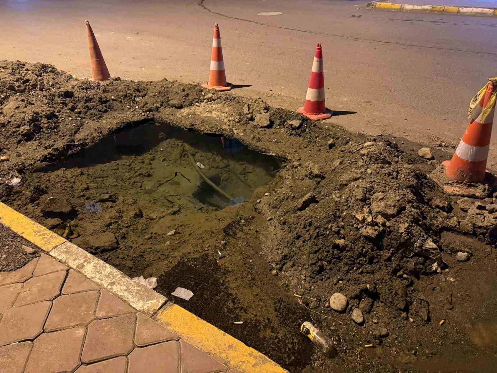 Iğdır&rsquo;da su patlağı bir aydır boşa akıyor: Vatandaş tepkili
