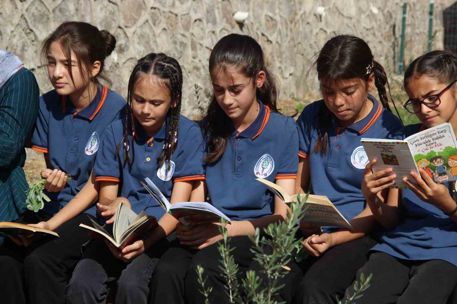 Manisa&rsquo;da eğitim doğayla b&uuml;t&uuml;nleşti: Telefon yerine kitap, ekran yerine doğa
