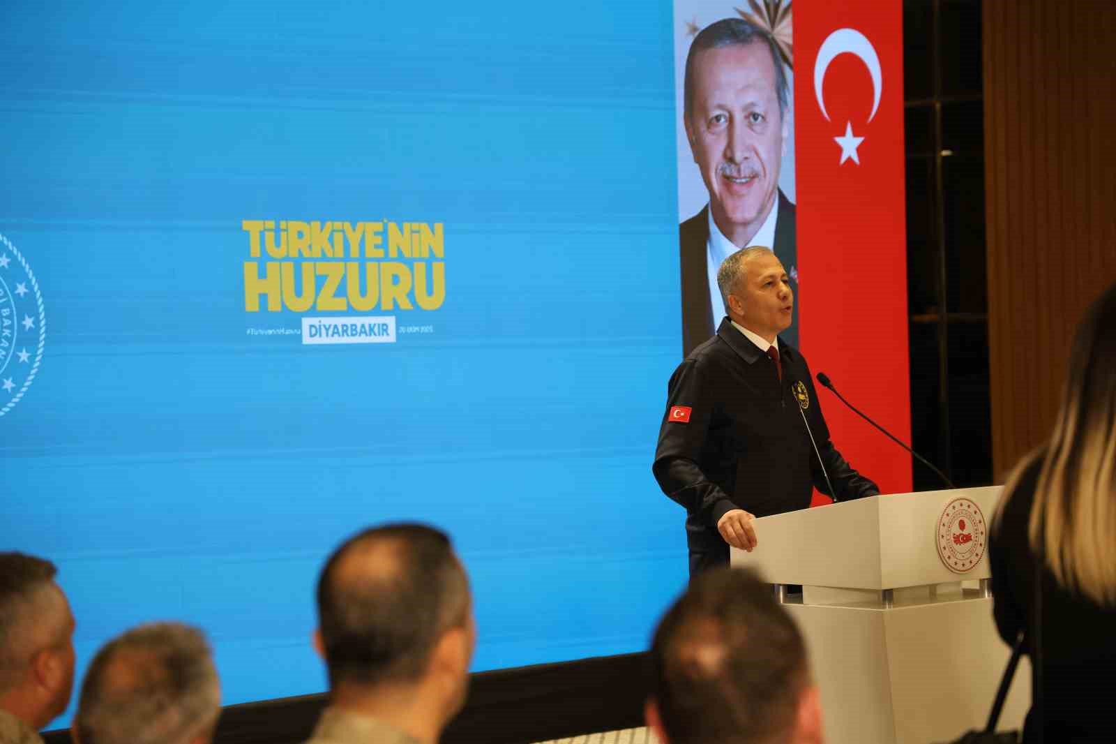 İ&ccedil;işleri Bakanı Ali Yerlikaya, "T&uuml;rkiye&rsquo;nin Huzuru Diyarbakır" toplantısına katıldı
