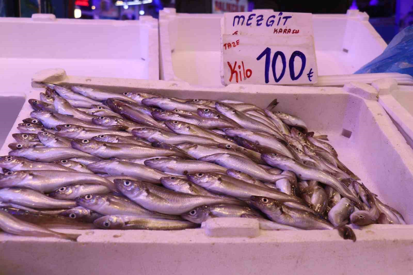 Palamudun yokluğunu Karadeniz&rsquo;in vazge&ccedil;ilmezi hamsi tamamlıyor
