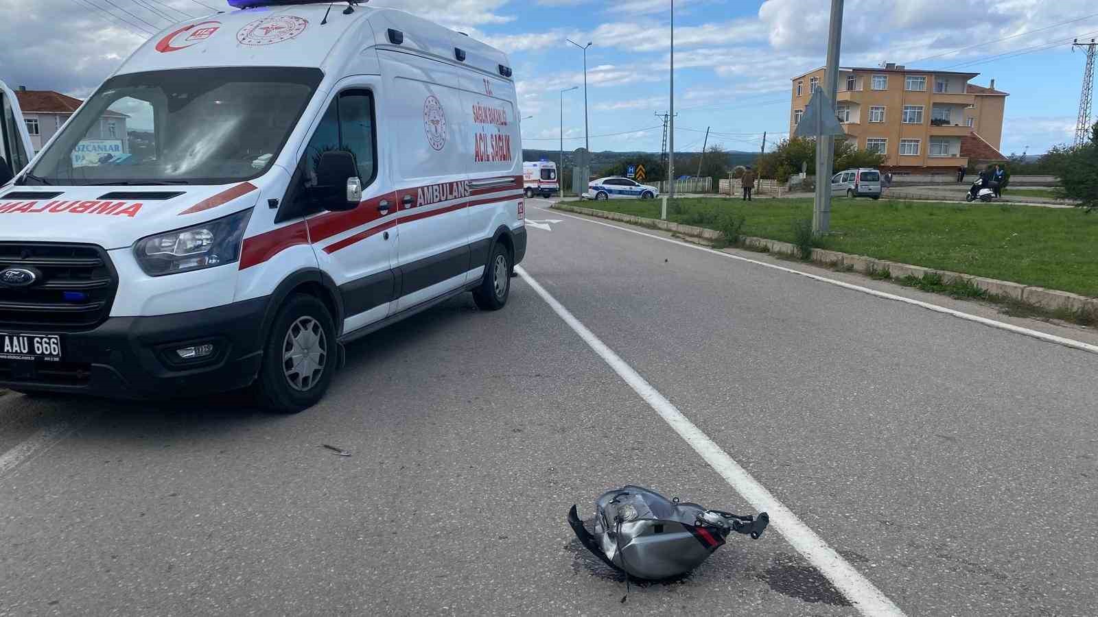 Sinop’ta hafif ticari araç ile iki motosiklet çarpıştı: 2 yaralı