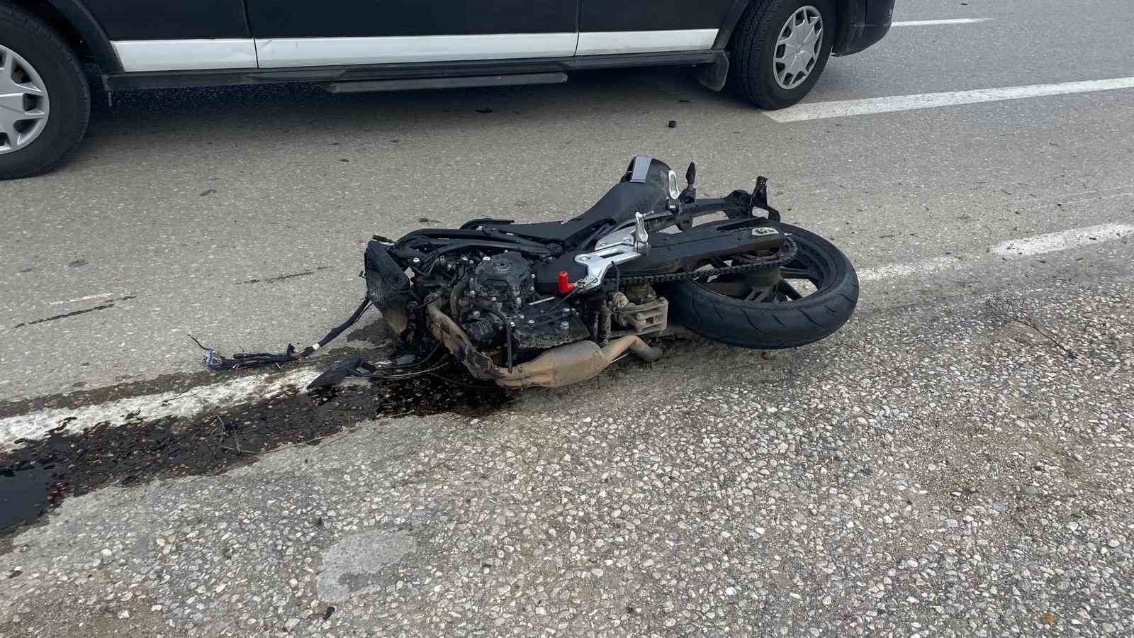 Sinop’ta hafif ticari araç ile iki motosiklet çarpıştı: 2 yaralı
