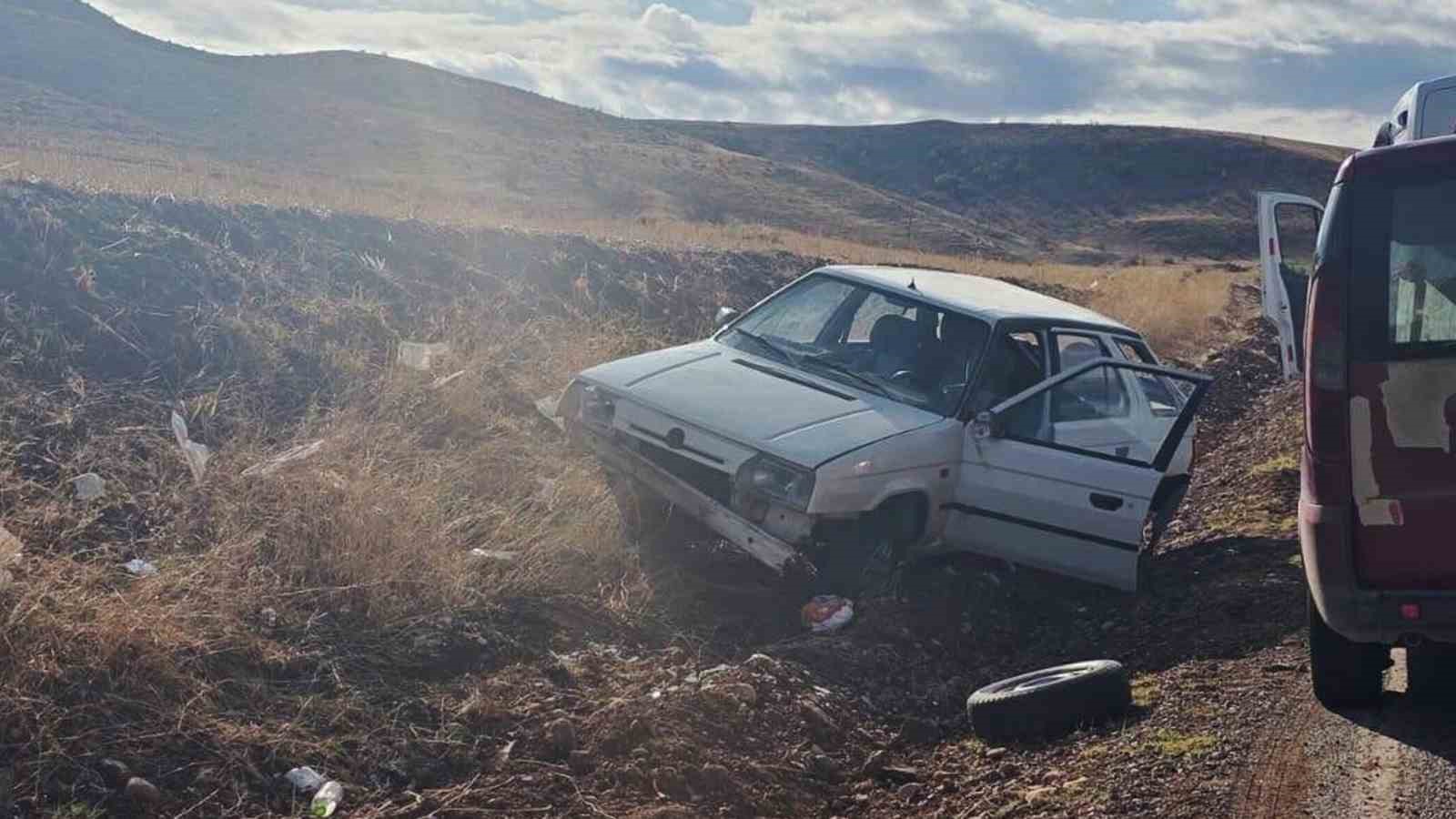 Kırıkkale’de otomobil şarampole devrildi: 2 yaralı