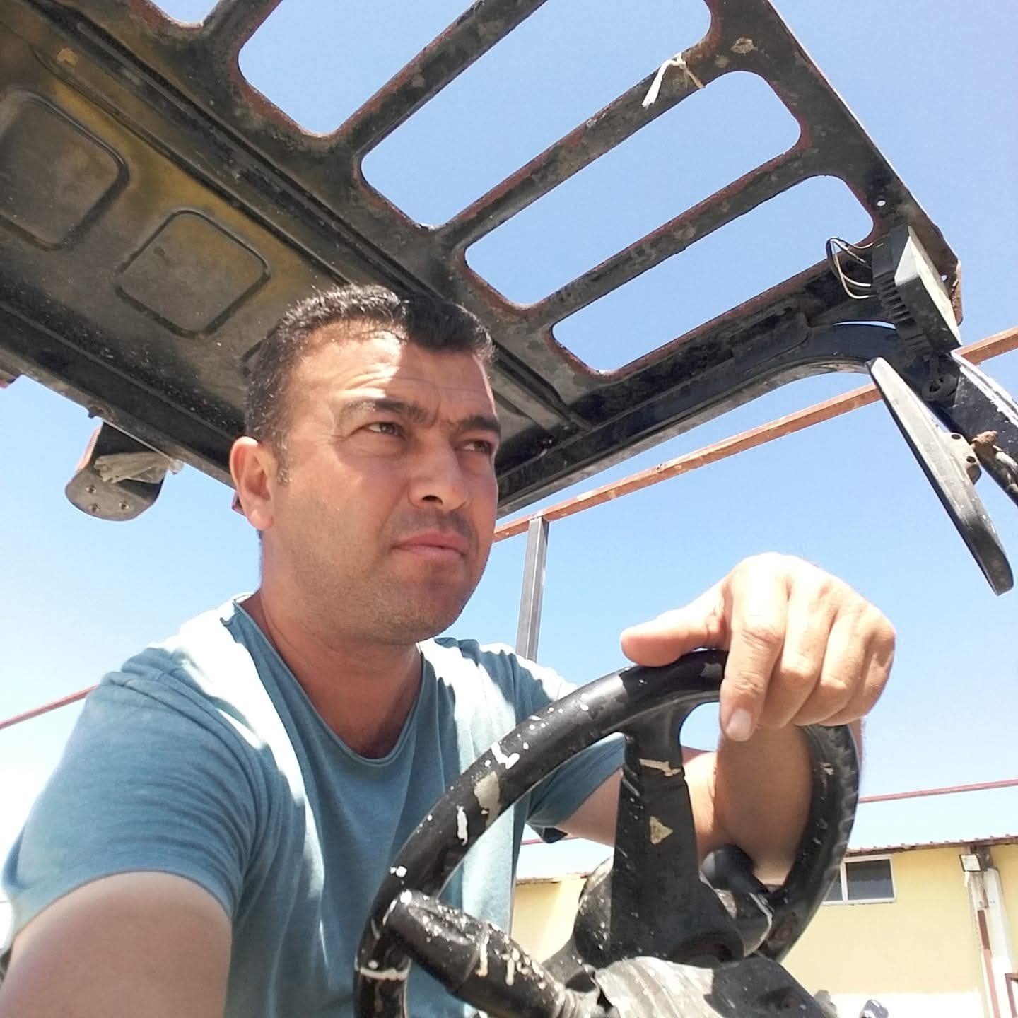 Manisa&rsquo;da devrilen motosikletin s&uuml;r&uuml;c&uuml;s&uuml; hayatını kaybetti
