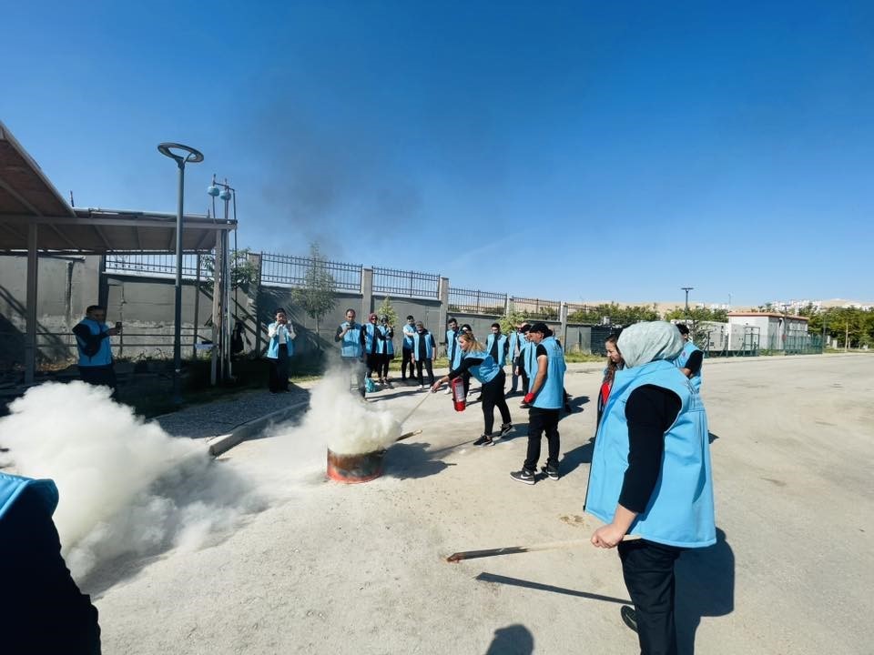 Elazığ&rsquo;da yangın s&ouml;nd&uuml;rme ve &ccedil;adır kurma eğitimi

