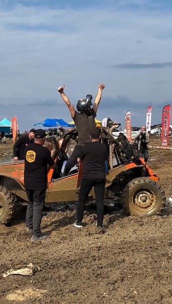 Finish &ccedil;izgisini takla atarak ge&ccedil;tiler
