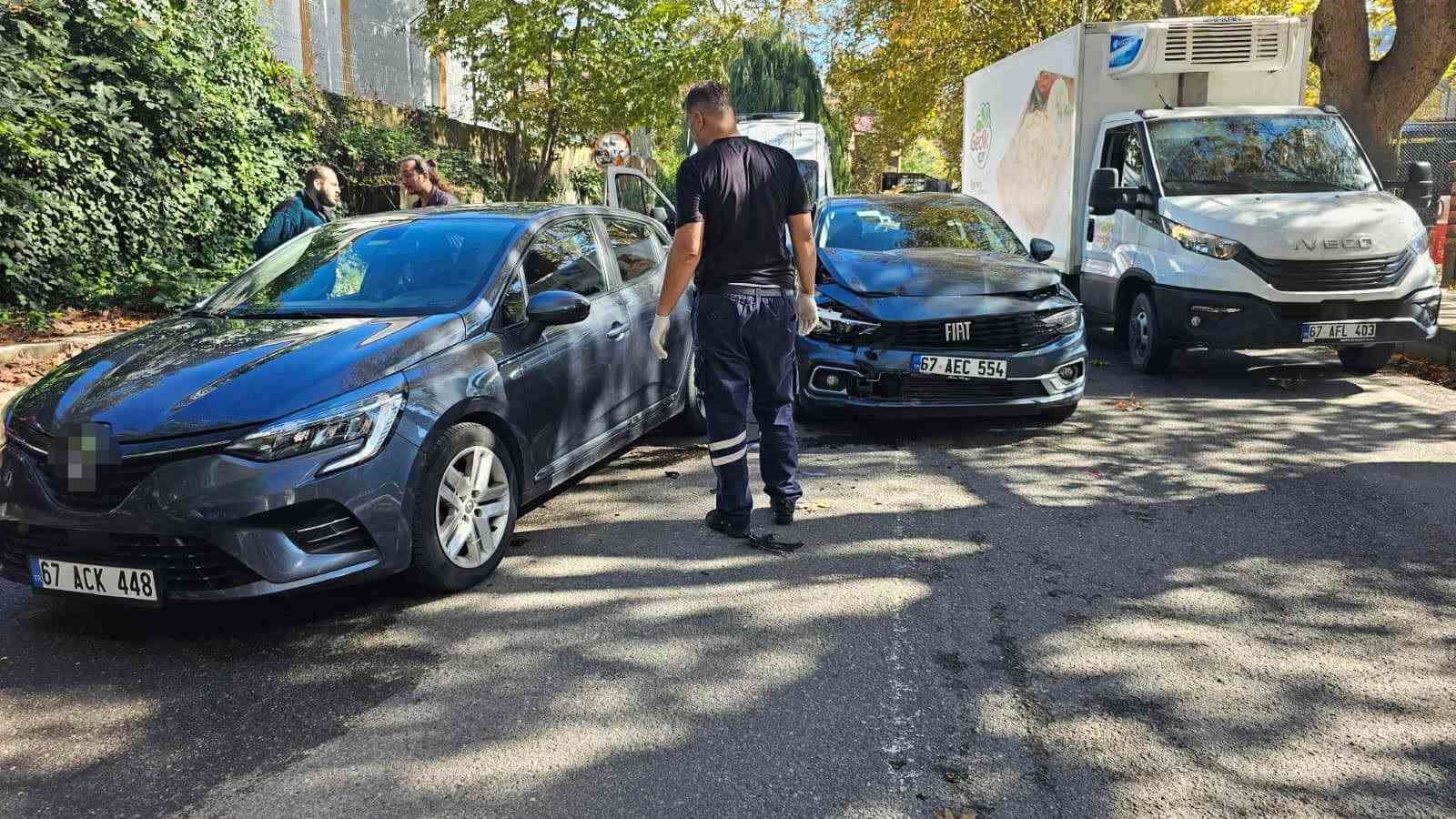 Seyir halindeyken &ouml;n&uuml;ndeki araca &ccedil;arpan s&uuml;r&uuml;c&uuml; yaralandı
