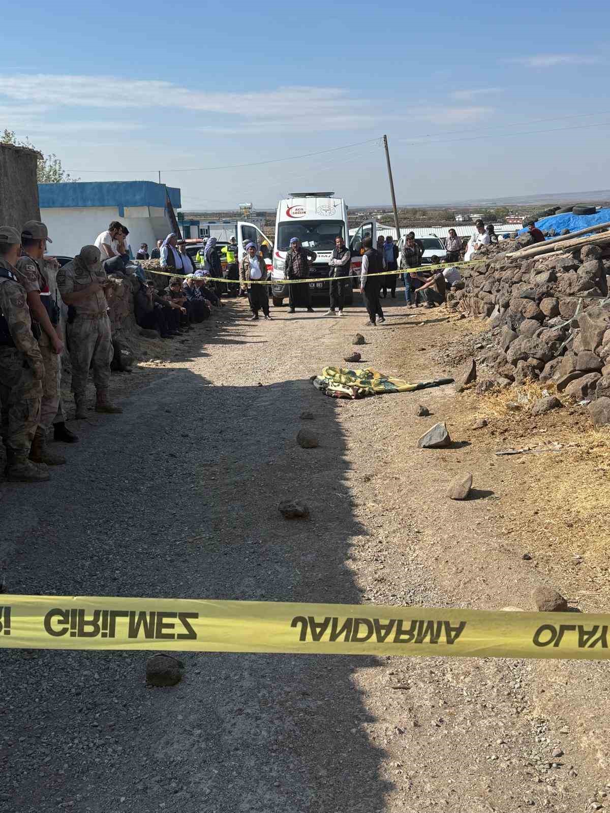 İş makinesinin altında kalan 1,5 yaşındaki &ccedil;ocuk hayatını kaybetti
