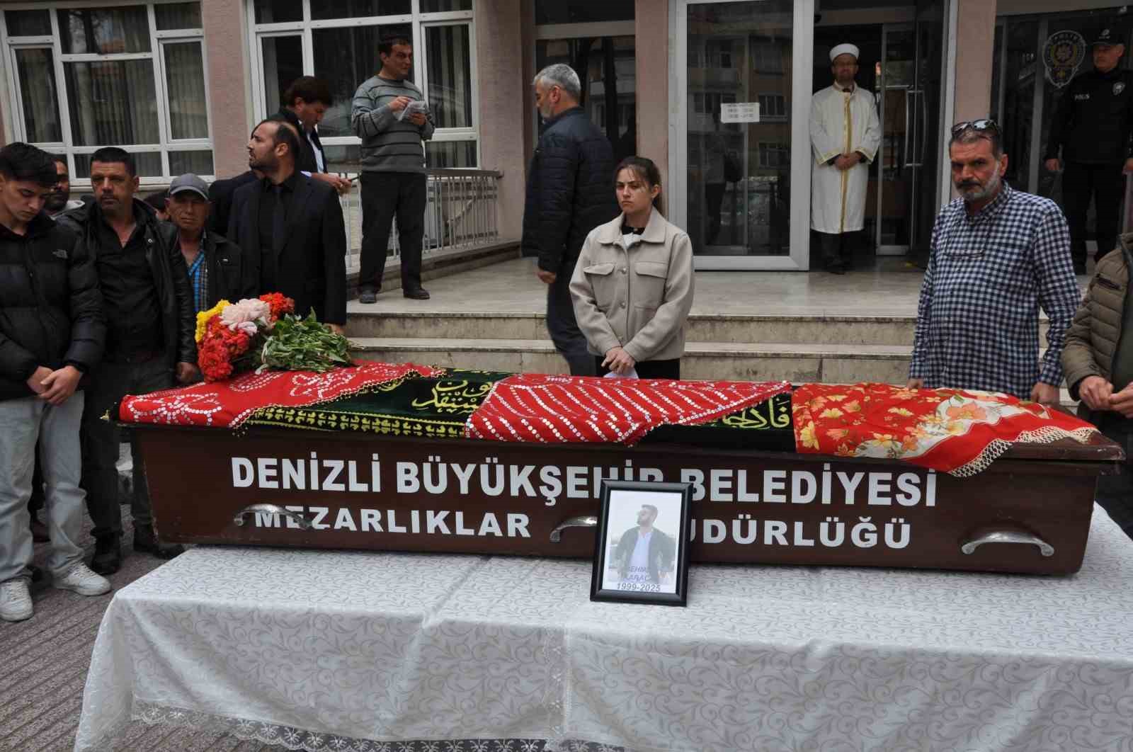 D&uuml;ğ&uuml;n konvoyunda şarampole yuvarlanması sonucu hayatını kaybeden gen&ccedil; son yolculuğuna uğurlandı
