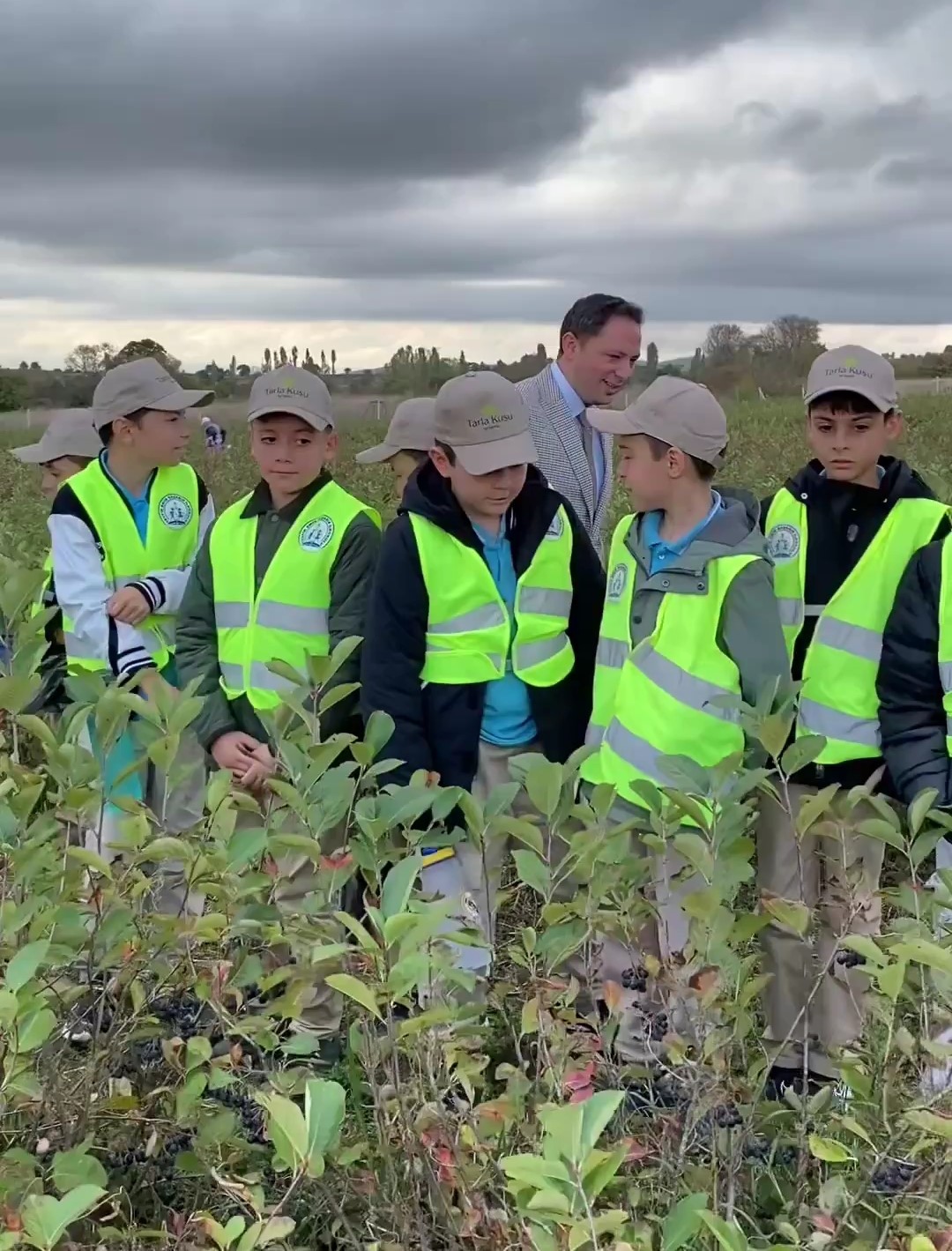 Biga’da öğrencilerle aronya toplama etkinliği