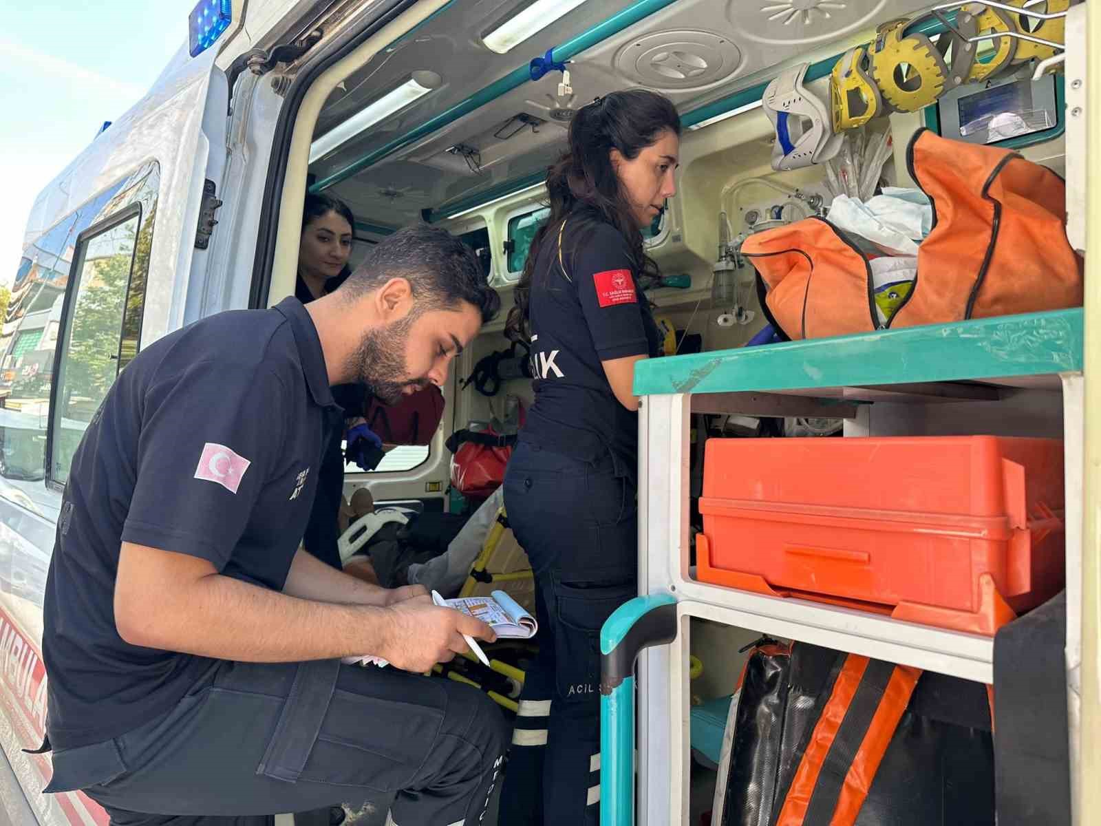 Otomobilin çarpıştığı yaya yaralandı