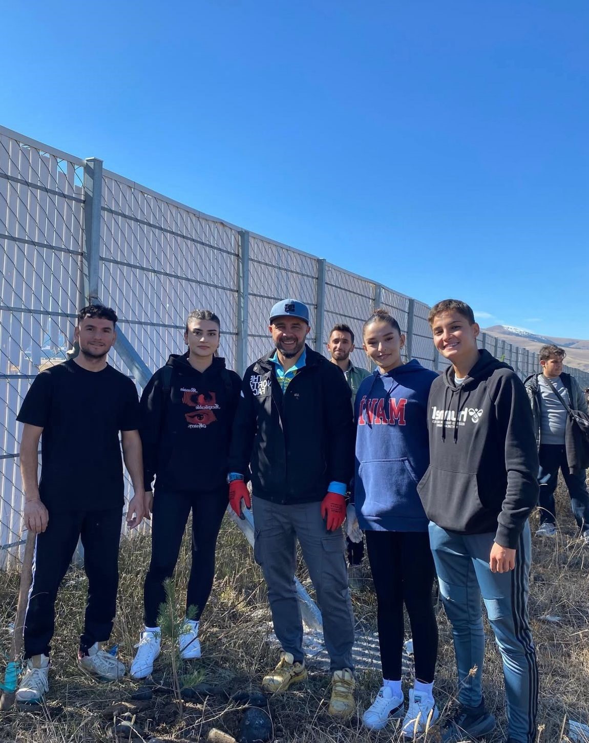 Sarıkamış&rsquo;ta &ouml;ğrenciler fidan dikti
