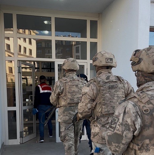 Çocuklara sosyal medyadan ’molotof’ hazırlama eğitimi veren şahıslara operasyon: 2 tutuklama