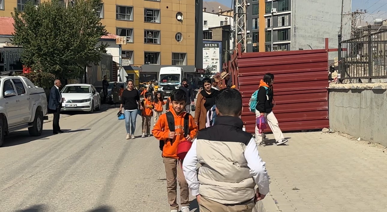 Okul yolundaki kaldırımın kapatılmasına tepki: "Kaldırımı öğrencilere açın"