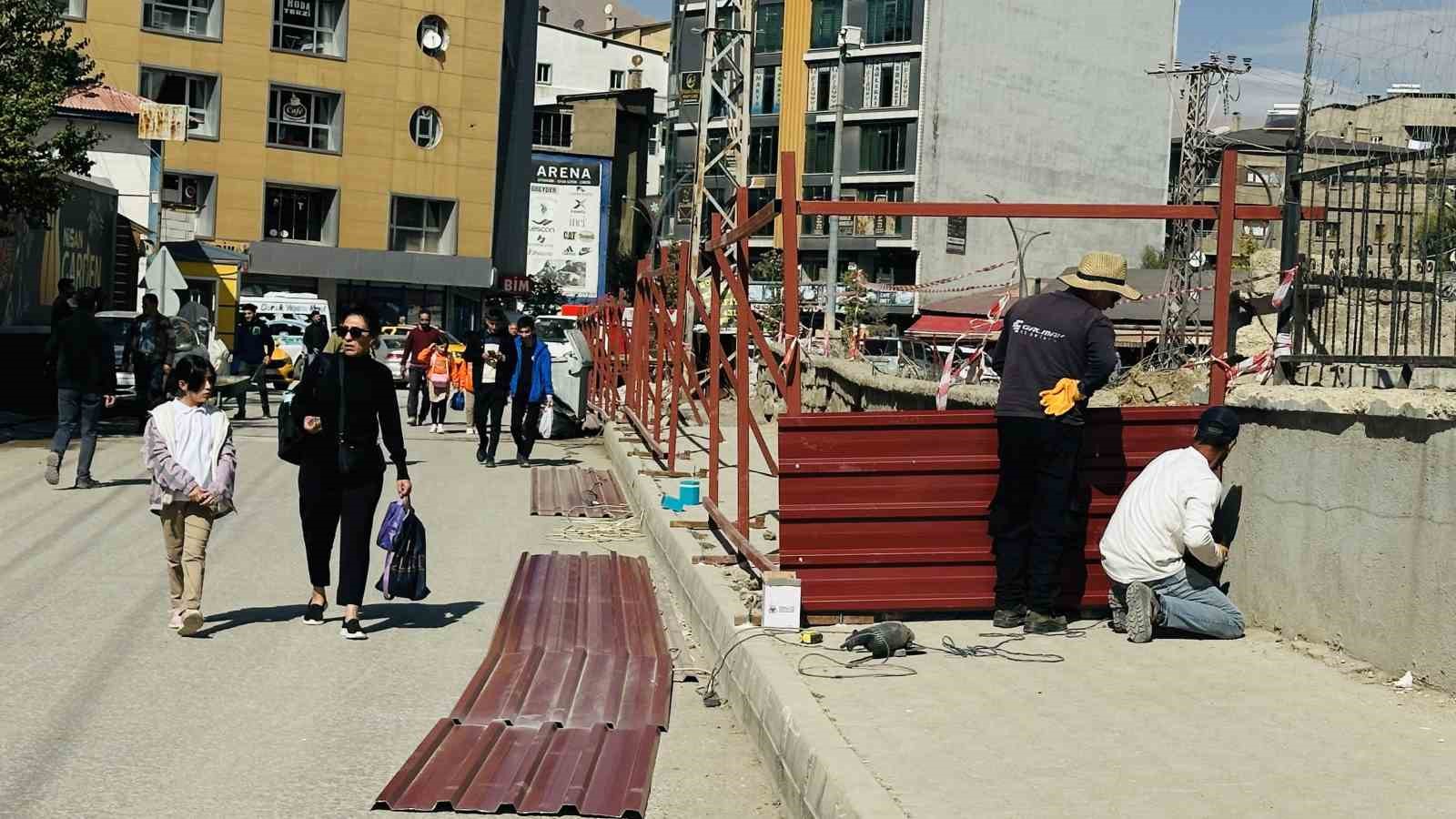 Okul yolundaki kaldırımın kapatılmasına tepki: "Kaldırımı &ouml;ğrencilere a&ccedil;ın"
