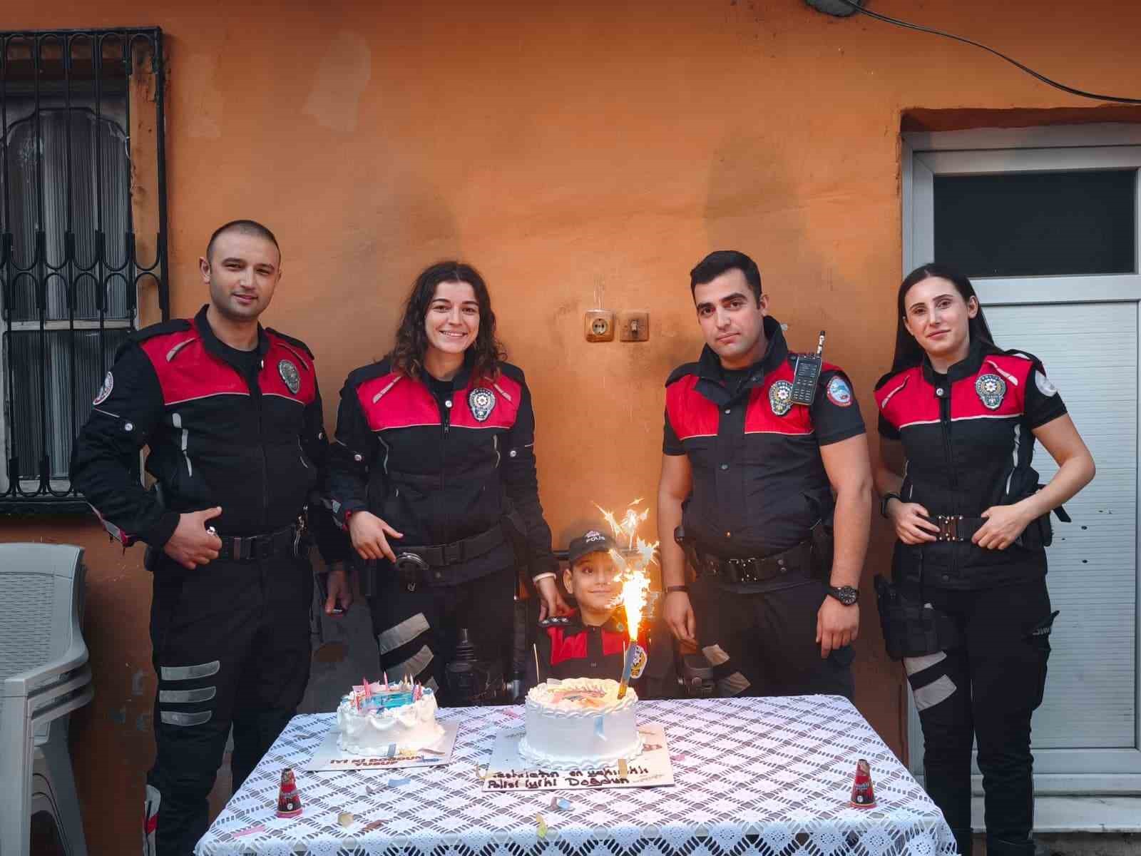 Polis sirenleri bu kez özel gereksinimli çocuğa sürpriz için çaldı