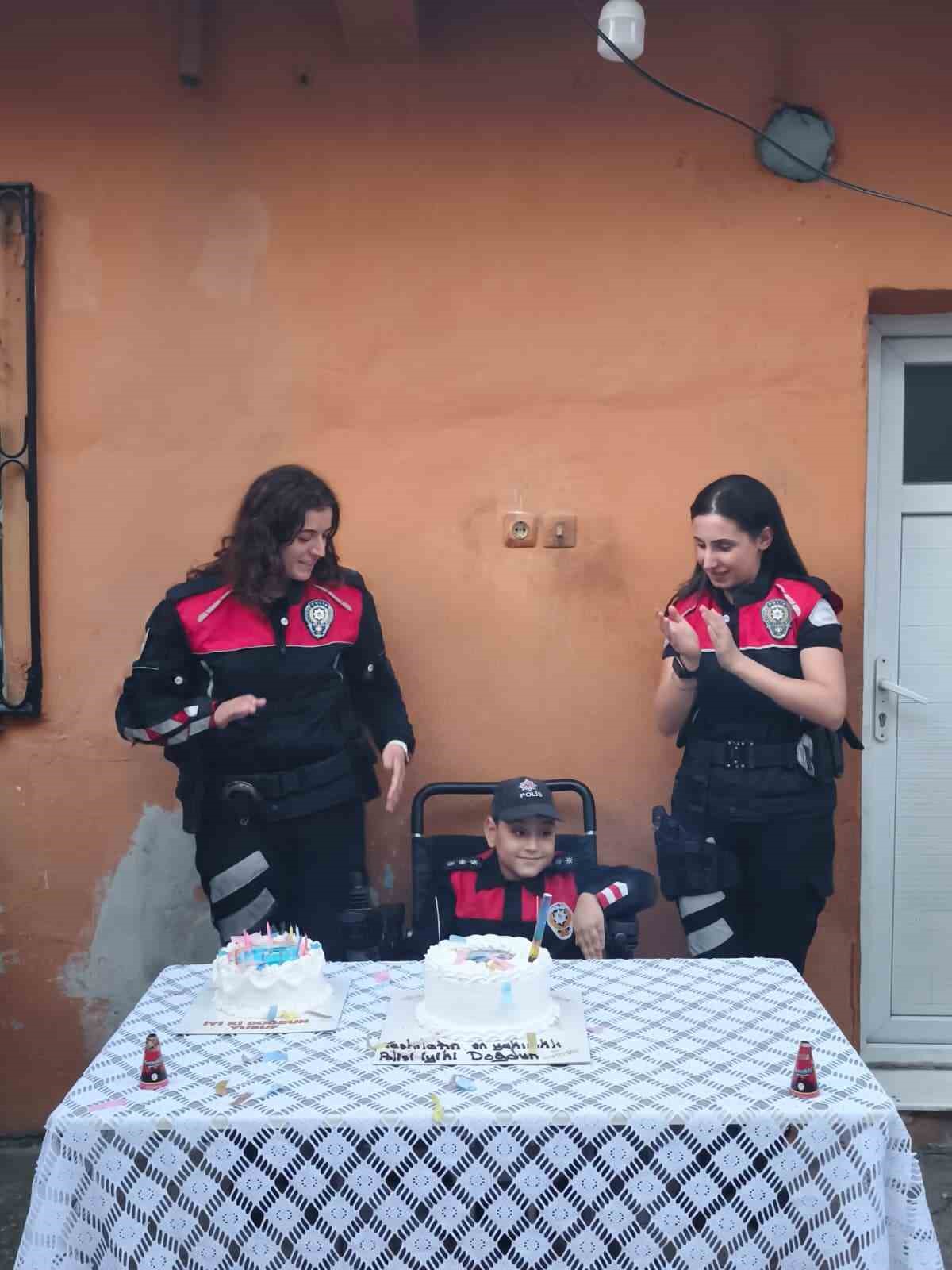 Polis sirenleri bu kez &ouml;zel gereksinimli &ccedil;ocuğa s&uuml;rpriz i&ccedil;in &ccedil;aldı
