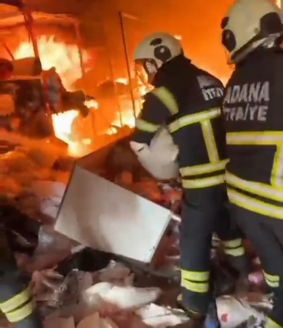 Tekstil malzemesi satan iş yerinde &ccedil;ıkan yangın s&ouml;nd&uuml;r&uuml;ld&uuml;
