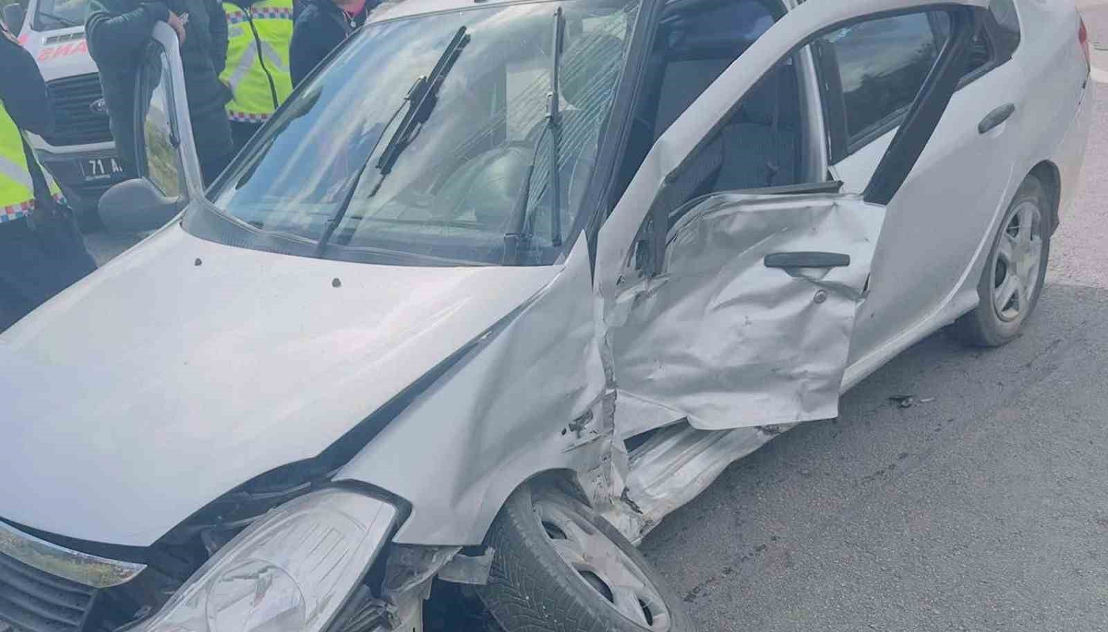 Kırıkkale&rsquo;de iki otomobil &ccedil;arpıştı: 2 yaralı
