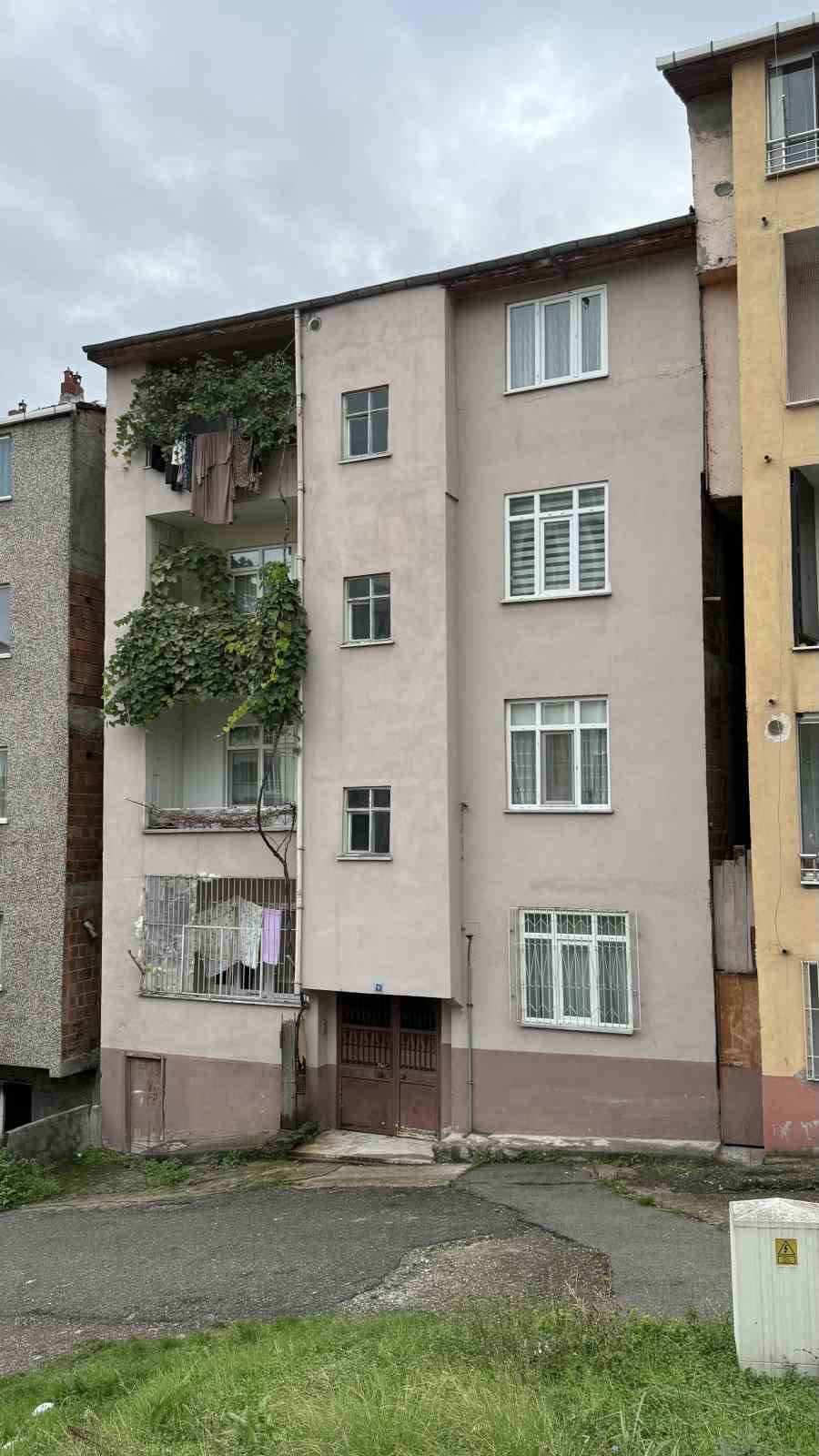 Evde doğurduğu bebeği &ccedil;&ouml;pe atan kadın tutuklandı, bebek ise bulunamadı
