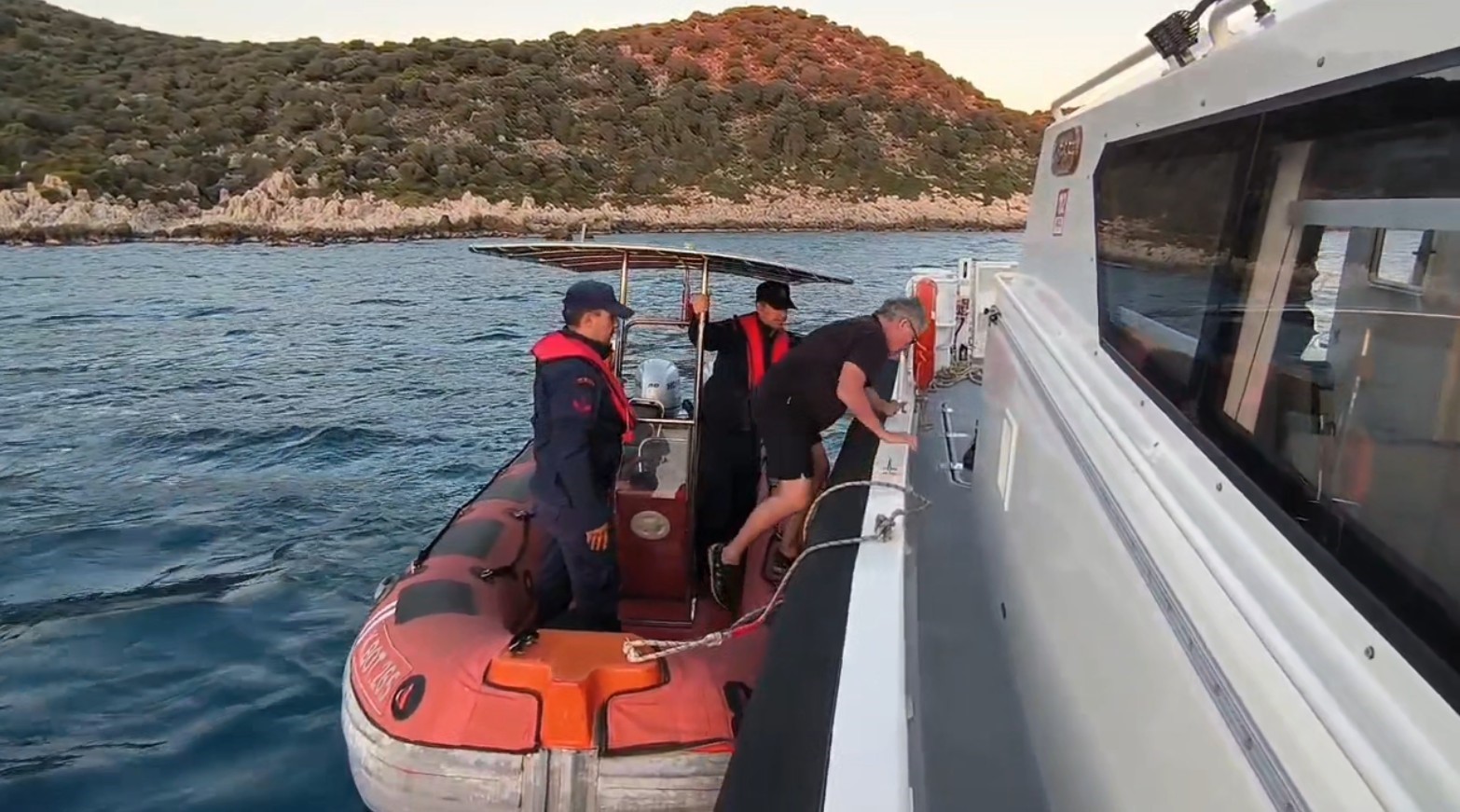 Antalya’da kayalıklarda mahsur kalan Alman turisti Sahil Güvenlik ekipleri kurtardı