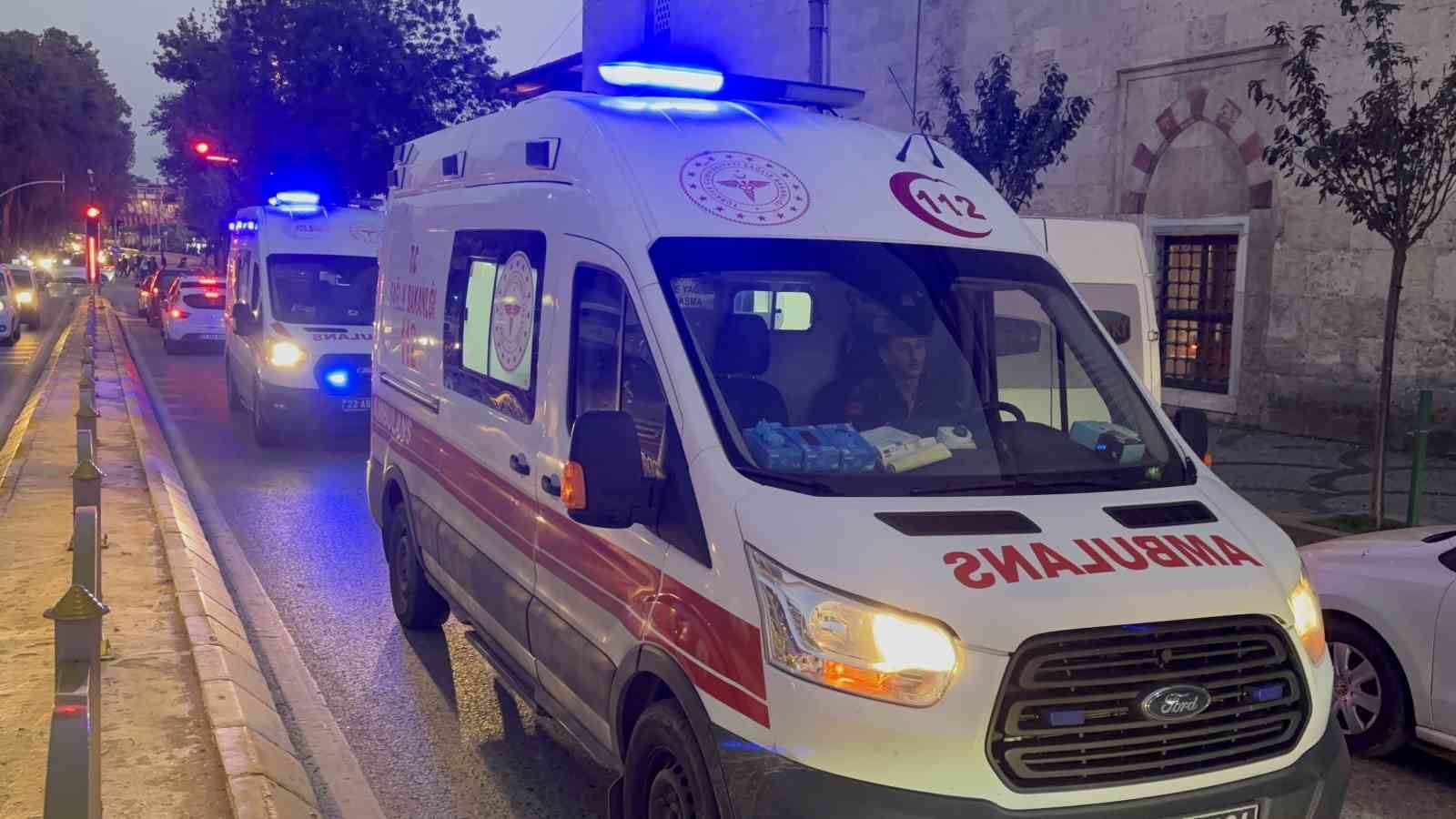 Edirne’de motosiklet refüje çarptı: 2 yaralı