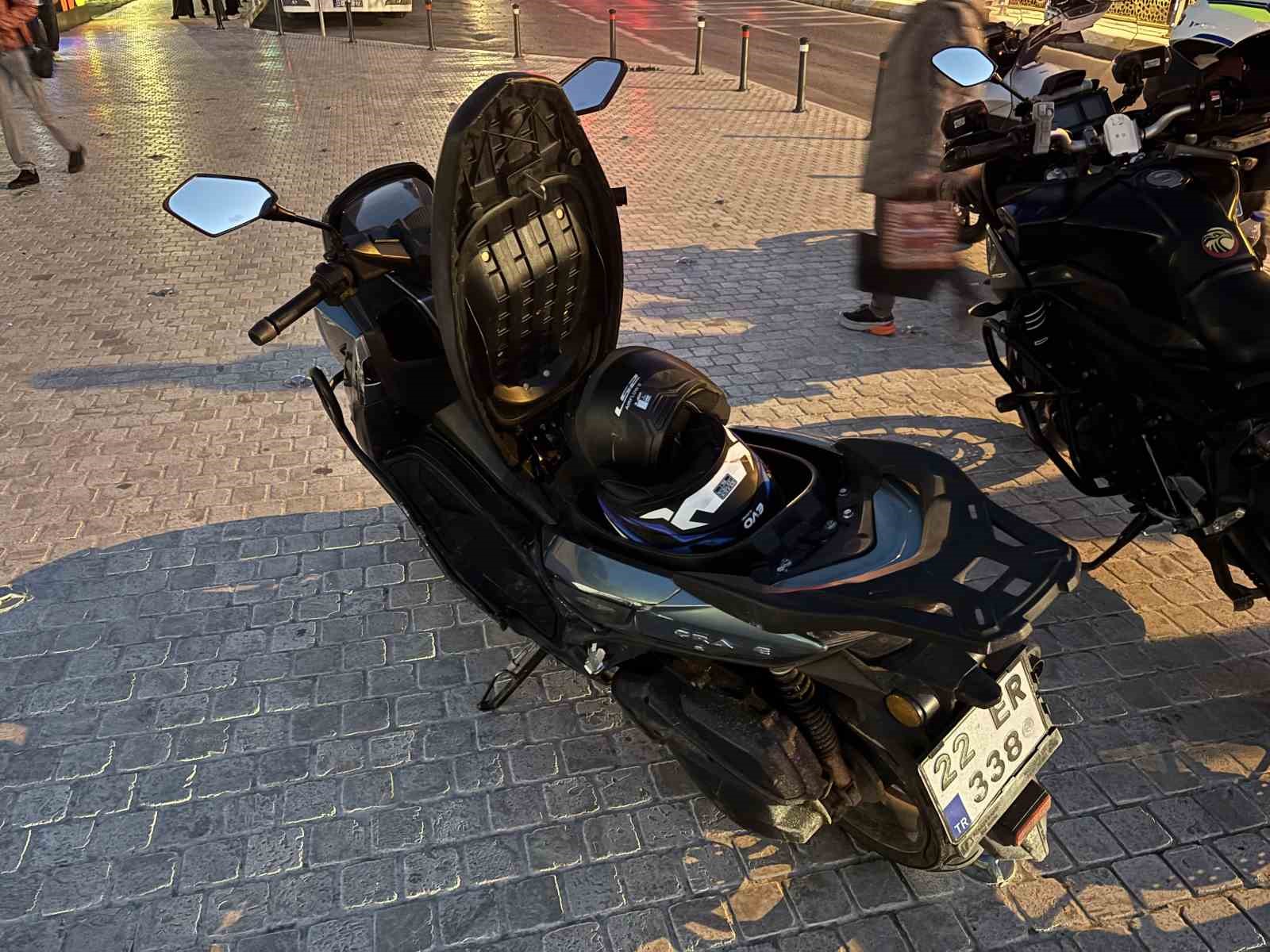 Edirne’de motosiklet refüje çarptı: 2 yaralı