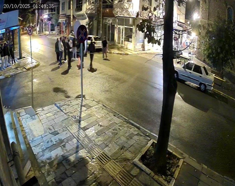 Devrilen araçtaki 8 aylık bebek camdan, baba ise aracın bagajından çıkartılarak kurtarıldı