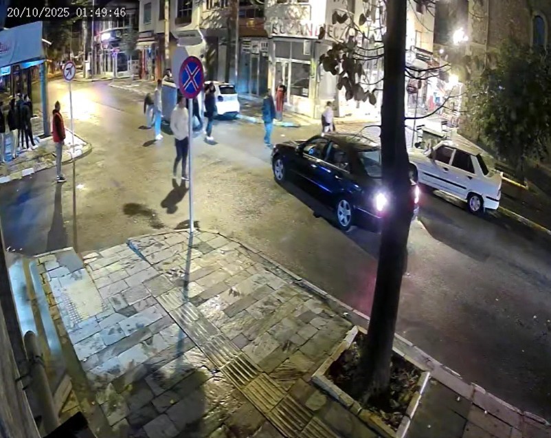 Devrilen araçtaki 8 aylık bebek camdan, baba ise aracın bagajından çıkartılarak kurtarıldı