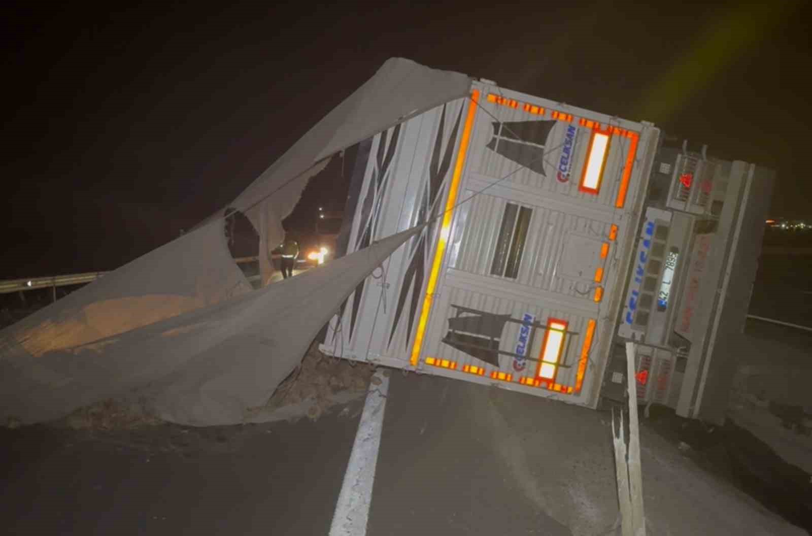 K&ouml;peğe &ccedil;arpmamak i&ccedil;in s&uuml;r&uuml;c&uuml;s&uuml;n&uuml;n manevra yaptığı pancar y&uuml;kl&uuml; tır ref&uuml;je devrildi
