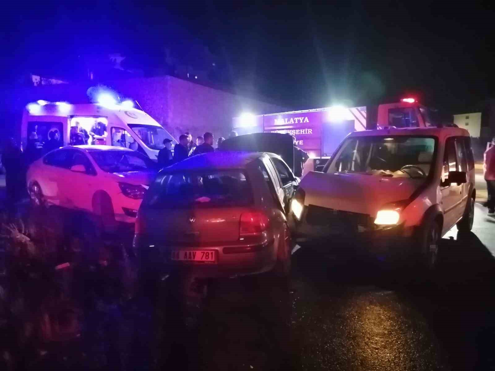 Malatya’da üç aracın karıştığı kazada 2 kişi yaralandı
