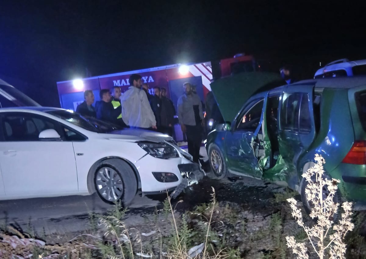 Malatya&rsquo;da &uuml;&ccedil; aracın karıştığı kazada 2 kişi yaralandı
