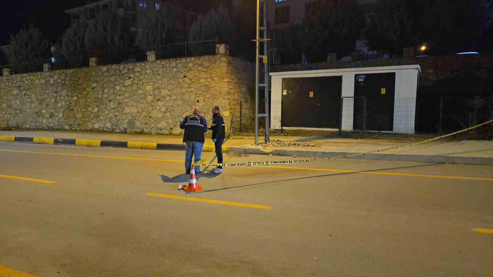 Motosiklet kaldırıma çarptı: 1 ölü, 1 yaralı